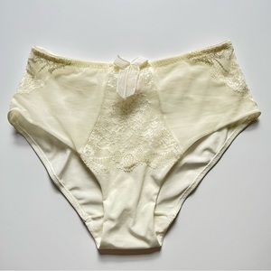 La Perla NWOT cream panties underwear beautiful sheer lace detail size small